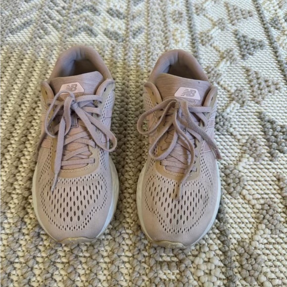 Good new balance sneaker - Picture 2 of 8